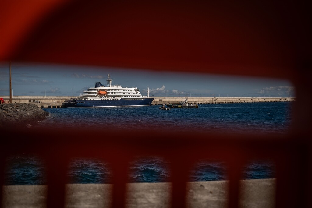 Passengers disembark from MV Hondius at Granadilla Port in Spain