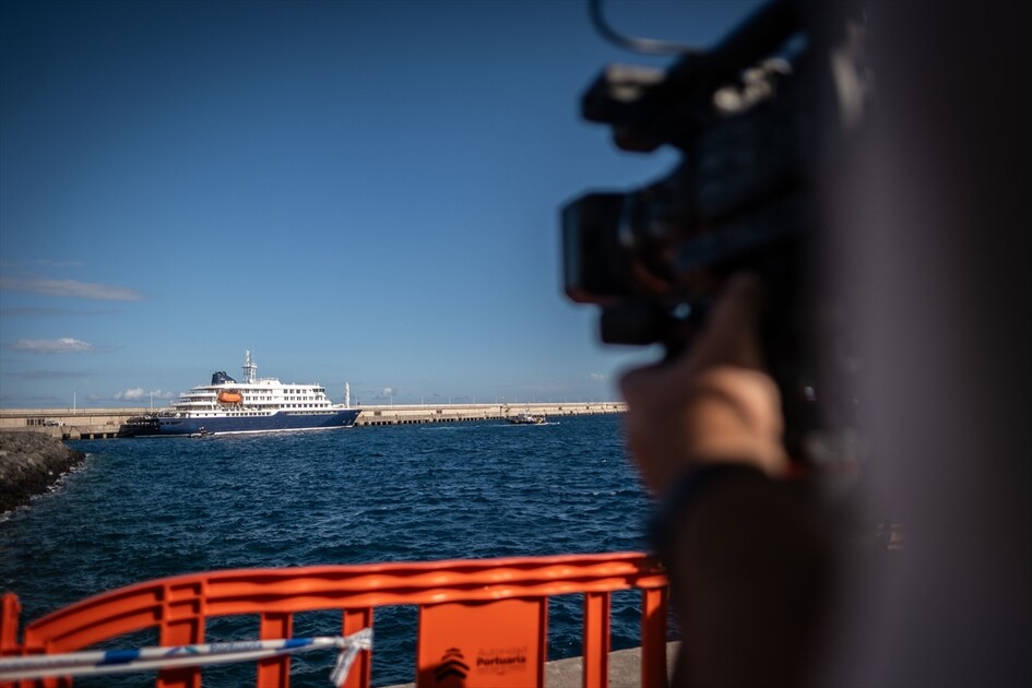 Hantavirüs vakalarının olduğu yolcu gemisi Tenerife'den ayrılarak Rotterdam'a hareket etti