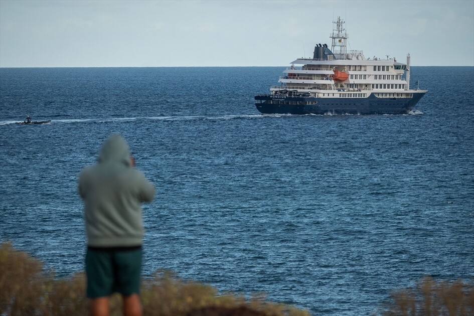 Hantavirüs vakalarının olduğu yolcu gemisi Tenerife'den ayrılarak Rotterdam'a hareket etti