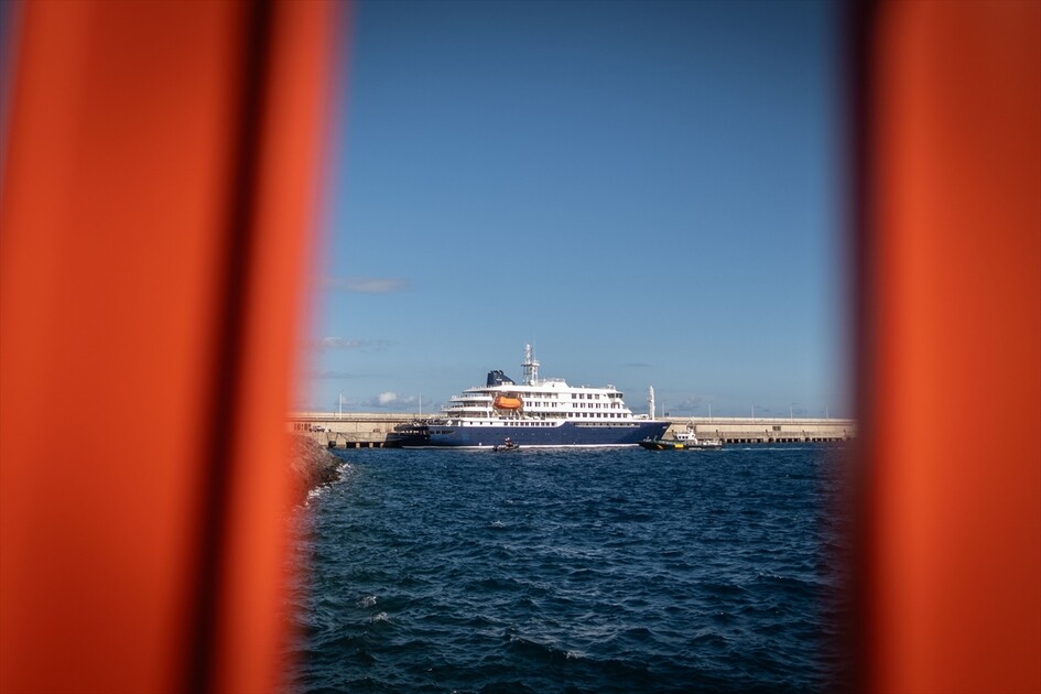 Hantavirüs vakalarının olduğu yolcu gemisi Tenerife'den ayrılarak Rotterdam'a hareket etti