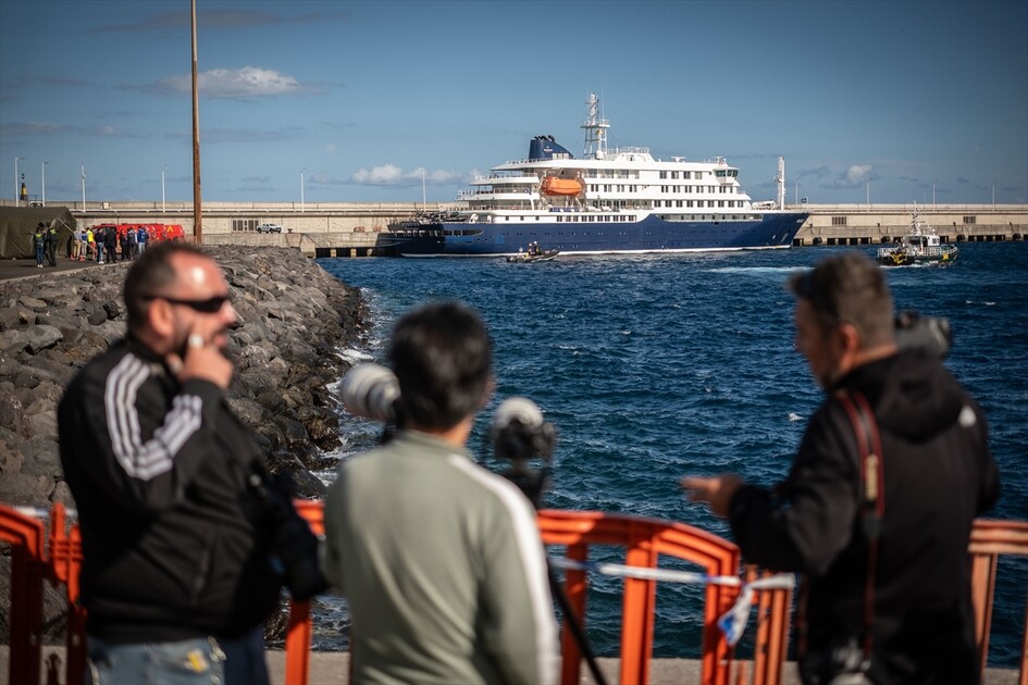 Hantavirüs vakalarının olduğu yolcu gemisi Tenerife'den ayrılarak Rotterdam'a hareket etti