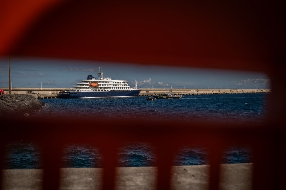 Hantavirüs vakalarının olduğu yolcu gemisi Tenerife'den ayrılarak Rotterdam'a hareket etti