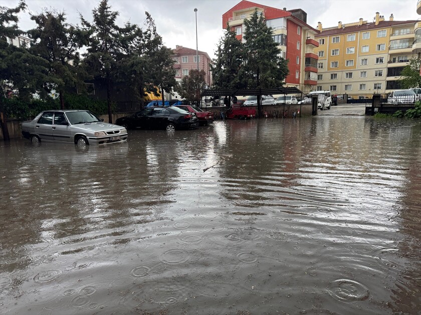 Çankırı'da sağanak hayatı olumsuz etkiledi
