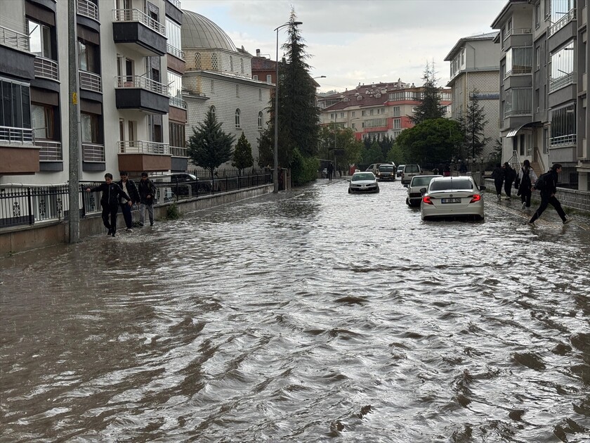 Çankırı'da sağanak hayatı olumsuz etkiledi