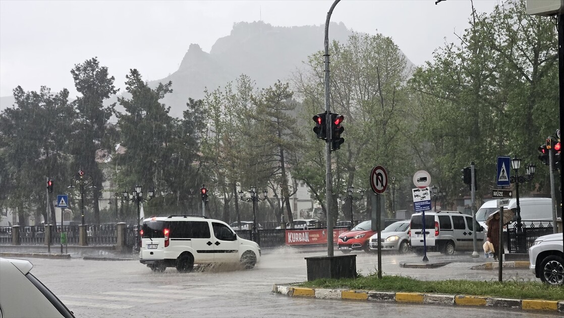 Çankırı'da sağanak hayatı olumsuz etkiledi