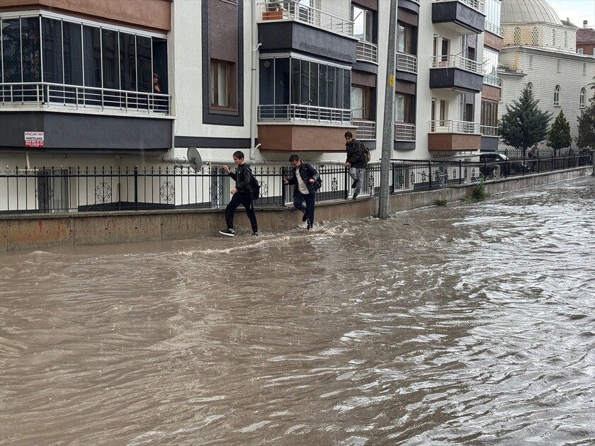 Çankırı'da sağanak hayatı olumsuz etkiledi