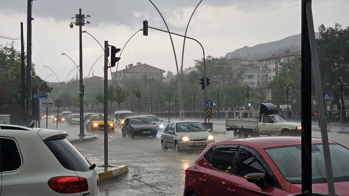 Çankırı'da sağanak hayatı olumsuz etkiledi