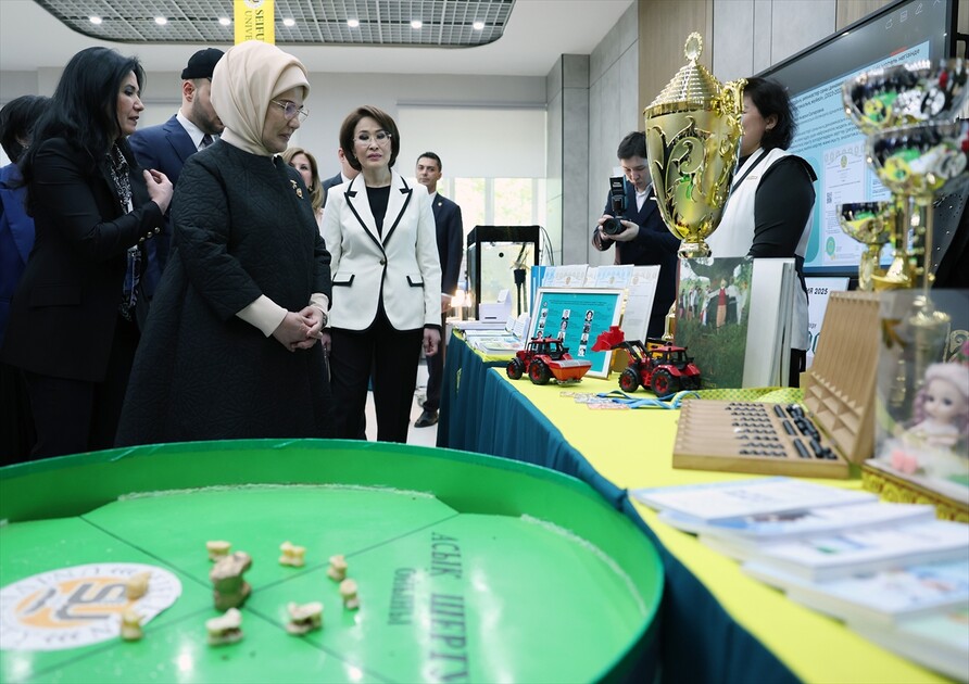 Emine Erdoğan, Kazakistan'da Sıfır Atık Eğitim Laboratuvarı'nın açılışını yaptı