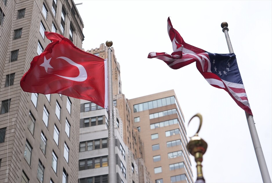 New York'ta 43. Türk Günü Yürüyüşü için bayrak çekme töreni düzenlendi