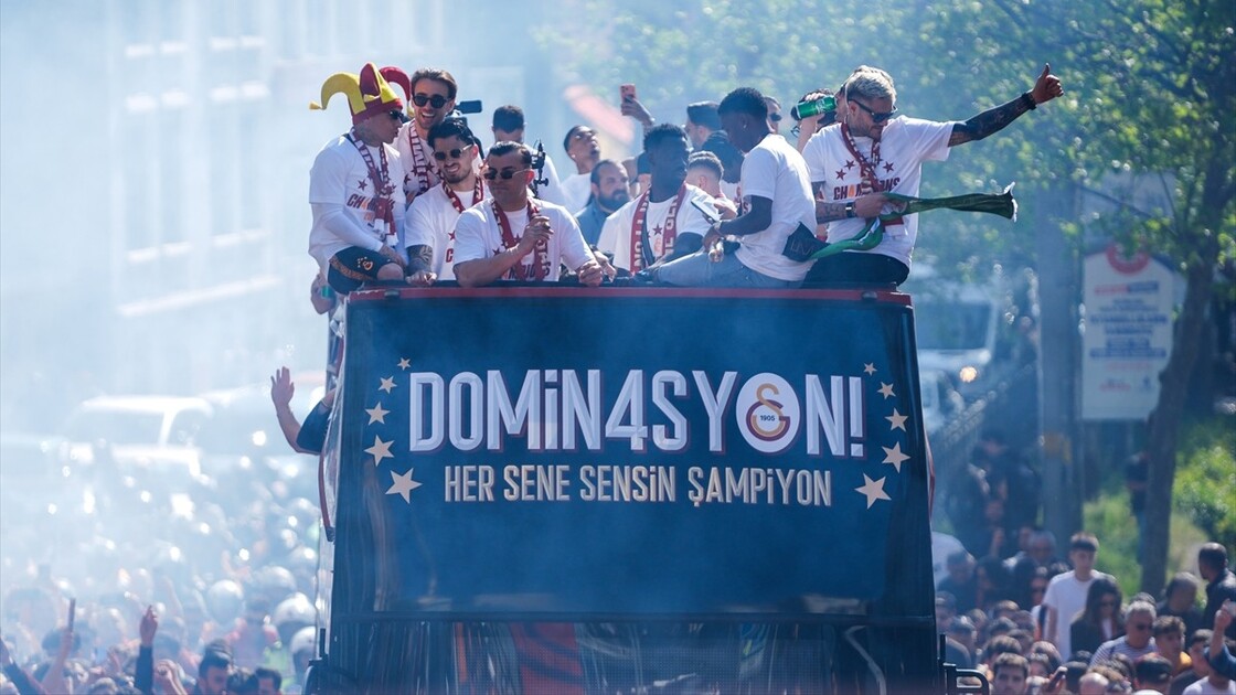 Galatasaray şampiyonluğunu kutluyor