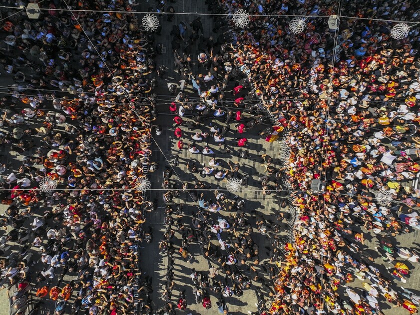 Galatasaray şampiyonluğunu kutluyor