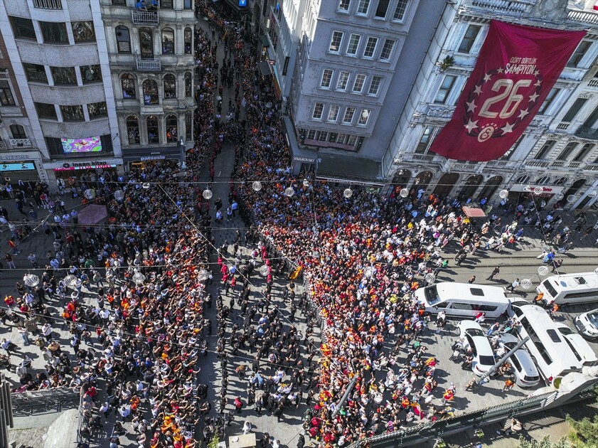 Galatasaray şampiyonluğunu kutluyor