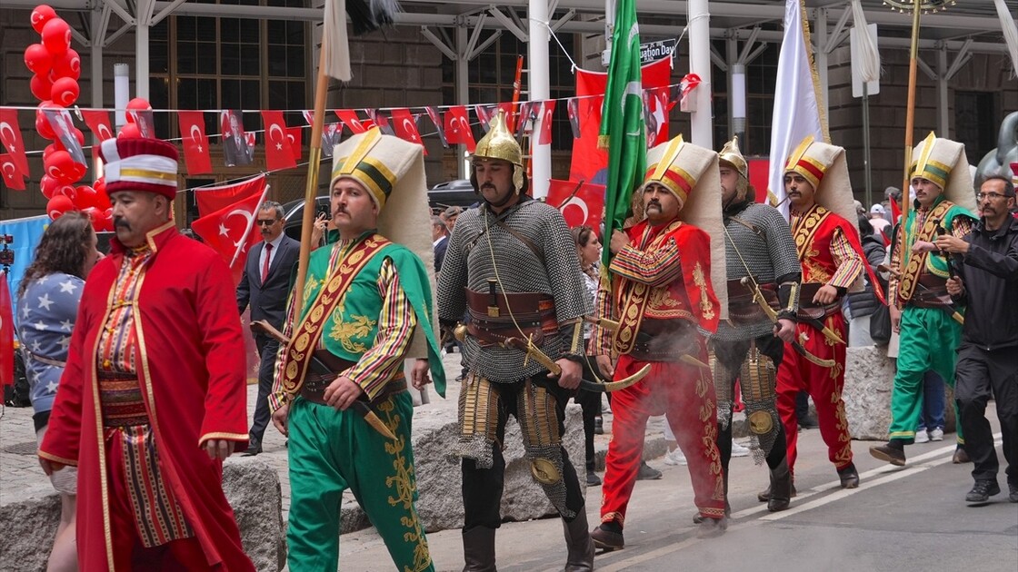 New York'ta 43. Türk Günü Yürüyüşü için bayrak çekme töreni düzenlendi
