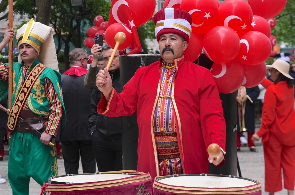 New York'ta 43. Türk Günü Yürüyüşü için bayrak çekme töreni düzenlendi