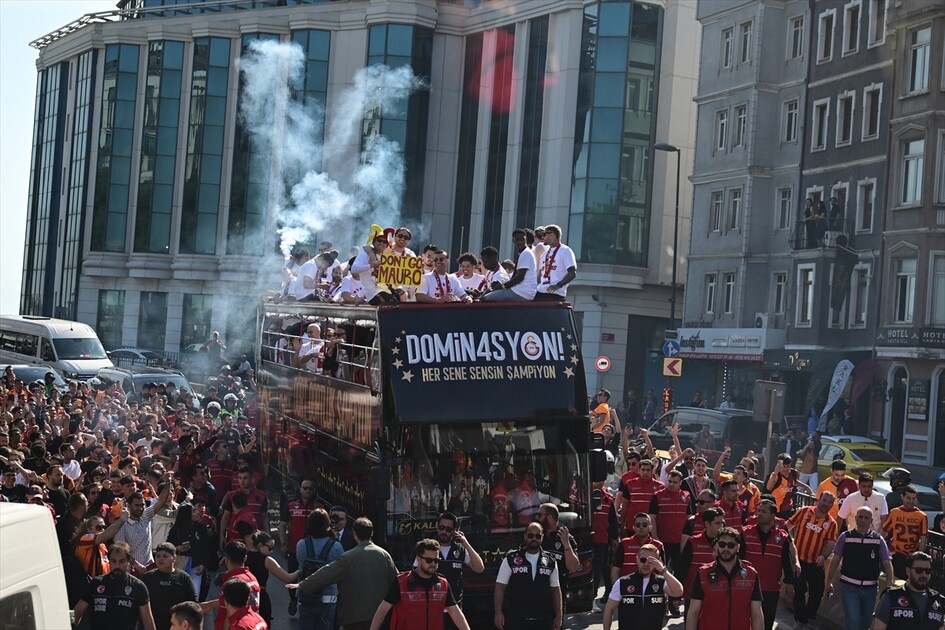 Galatasaray şampiyonluğunu kutluyor