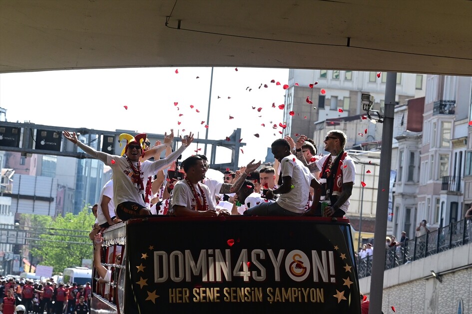 Galatasaray şampiyonluğunu kutluyor