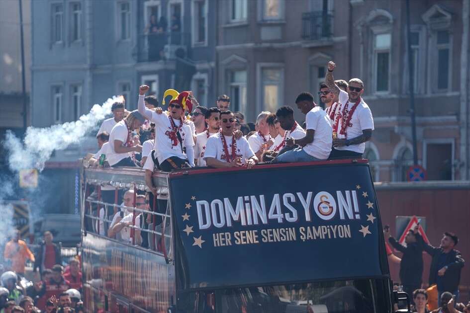 Galatasaray şampiyonluğunu kutluyor