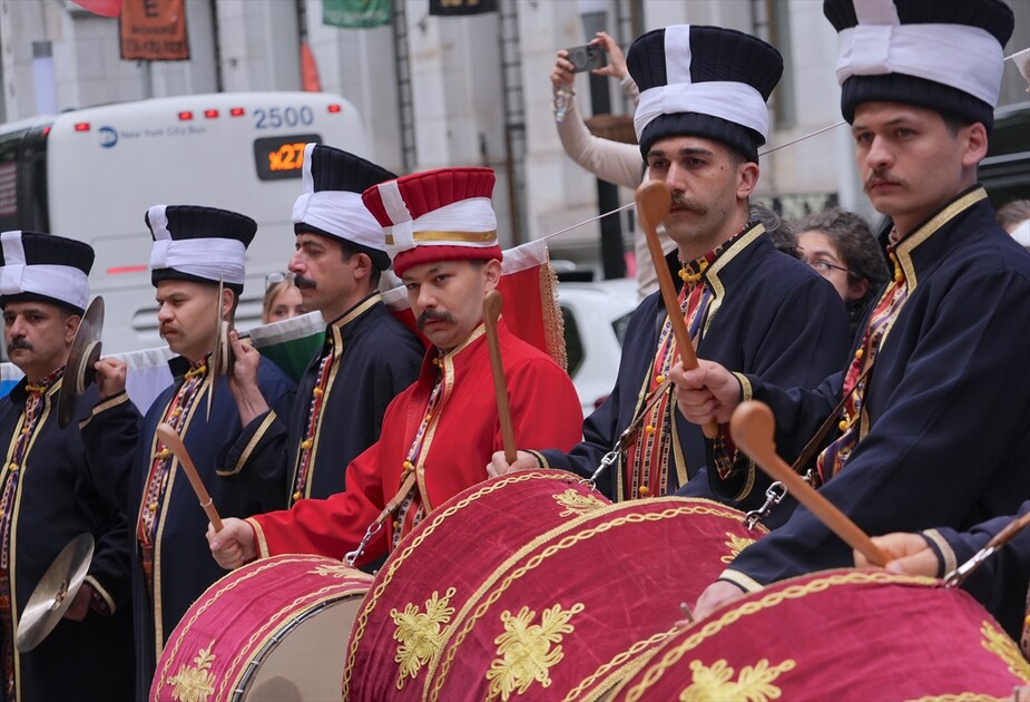 New York'ta 43. Türk Günü Yürüyüşü için bayrak çekme töreni düzenlendi