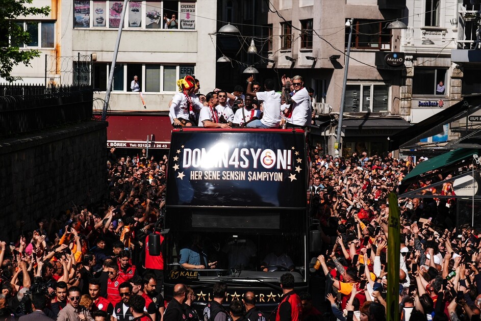 Galatasaray şampiyonluğunu kutluyor