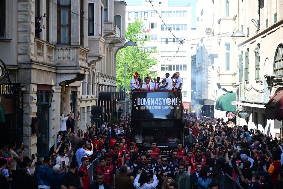 Galatasaray şampiyonluğunu kutluyor