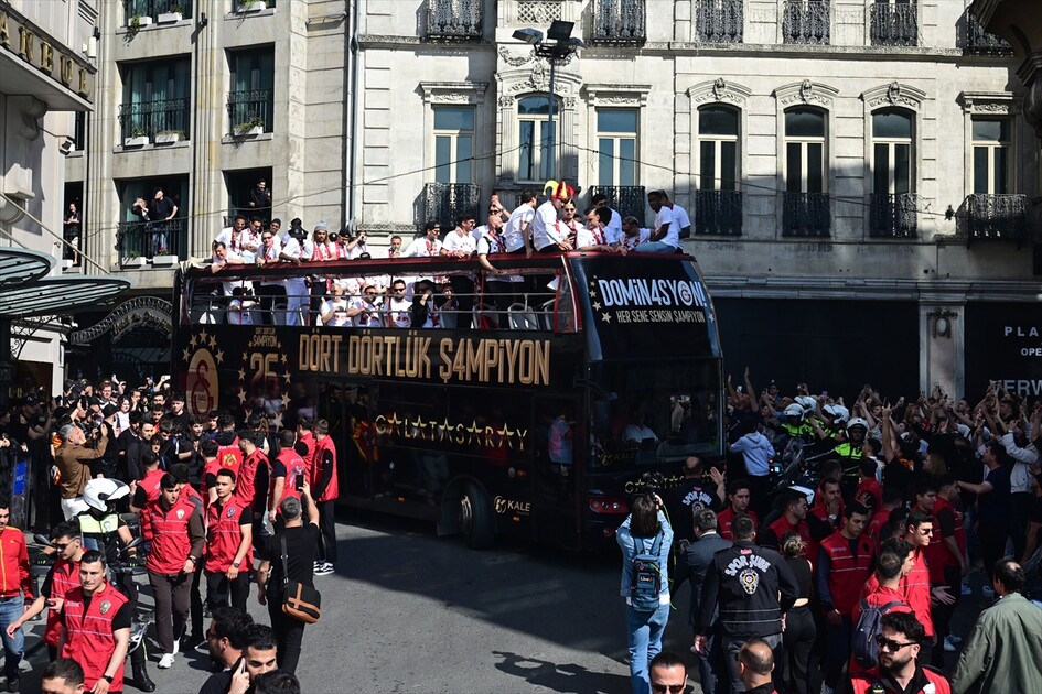 Galatasaray şampiyonluğunu kutluyor