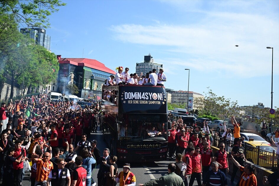 Galatasaray şampiyonluğunu kutluyor