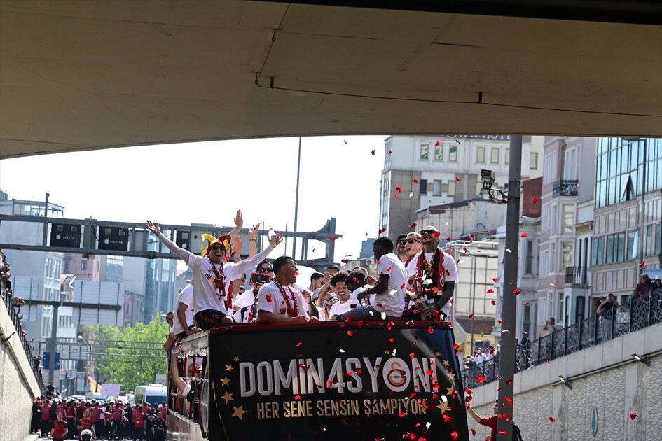 Galatasaray şampiyonluğunu kutluyor