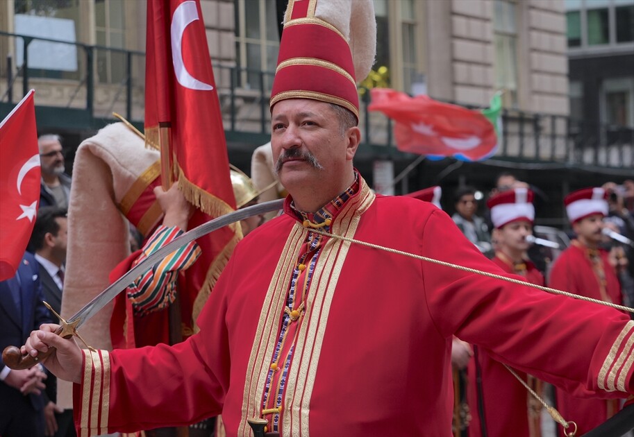 New York'ta 43. Türk Günü Yürüyüşü için bayrak çekme töreni düzenlendi