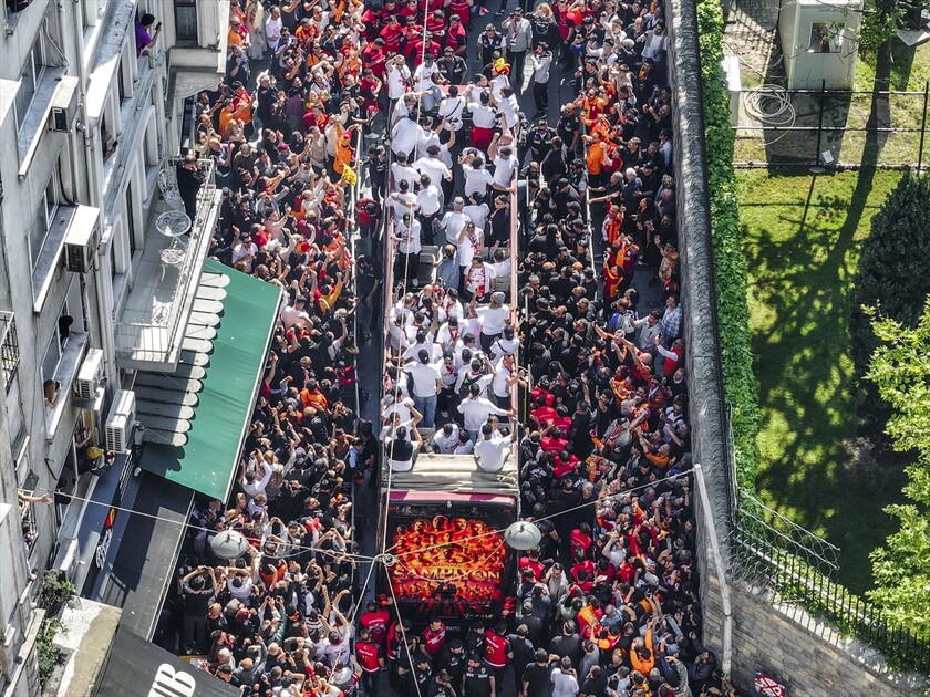 Galatasaray şampiyonluğunu kutluyor