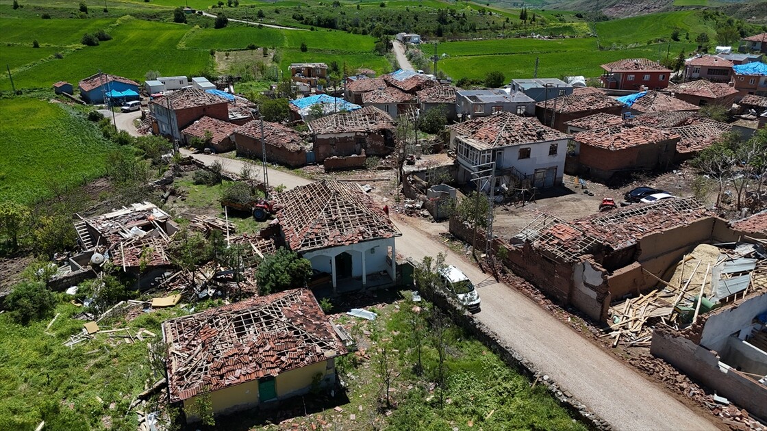 Çorum'da hortum nedeniyle zarar gören köylerde çalışmalar sürüyor