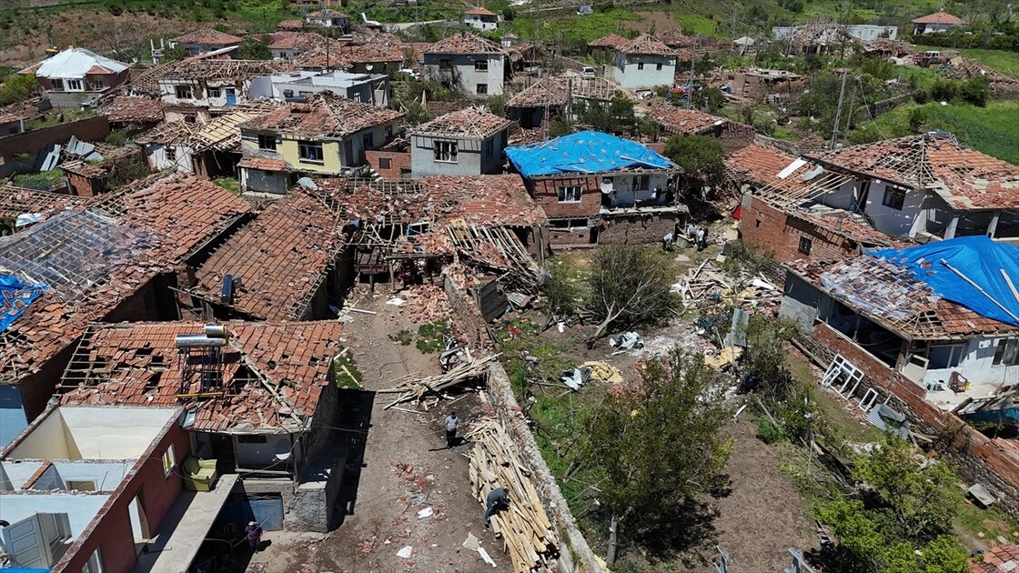Çorum'da hortum nedeniyle zarar gören köylerde çalışmalar sürüyor