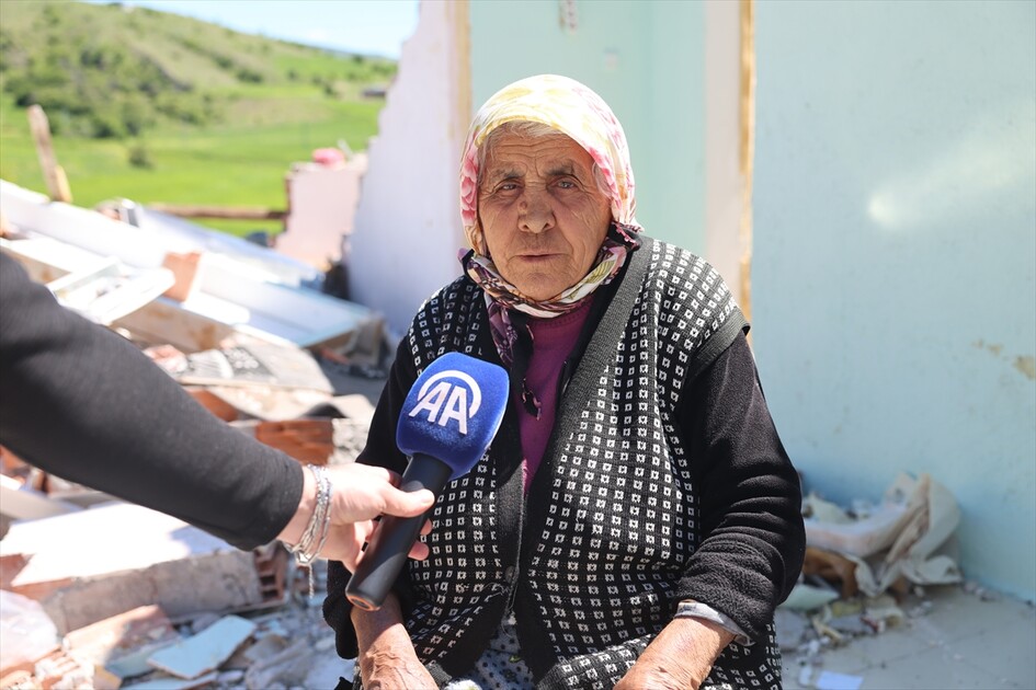 Çorum'da hortum nedeniyle zarar gören köylerde çalışmalar sürüyor