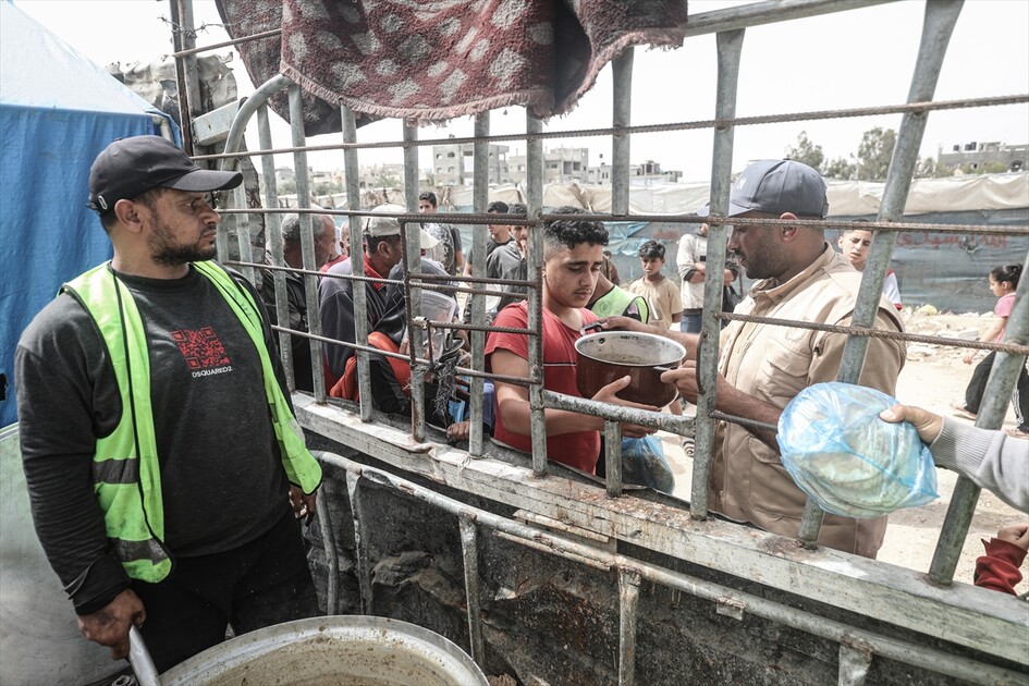 Gazze’de Filistinlilere sıcak yemek dağıtımı yapıldı
