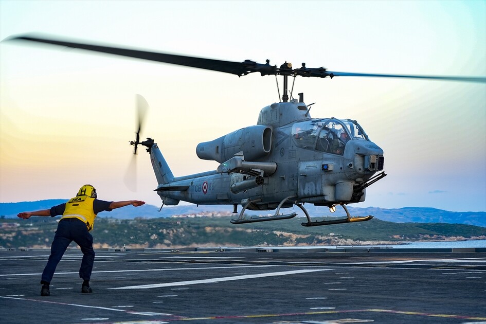 EFES-2026 Tatbikatı'nda TCG Anadolu'nun amfibi ve hava kabiliyetleri sergilendi