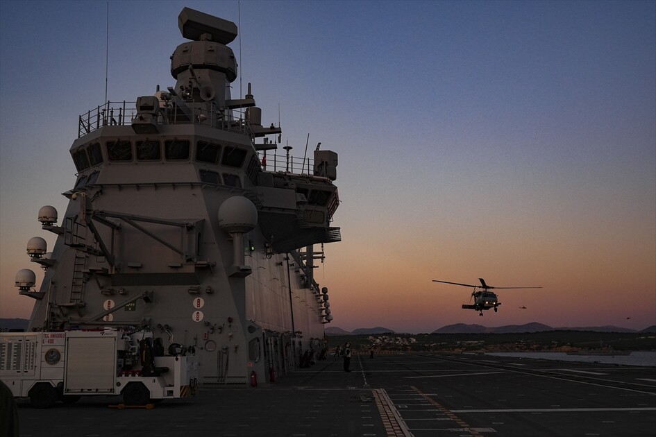 EFES-2026 Tatbikatı'nda TCG Anadolu'nun amfibi ve hava kabiliyetleri sergilendi