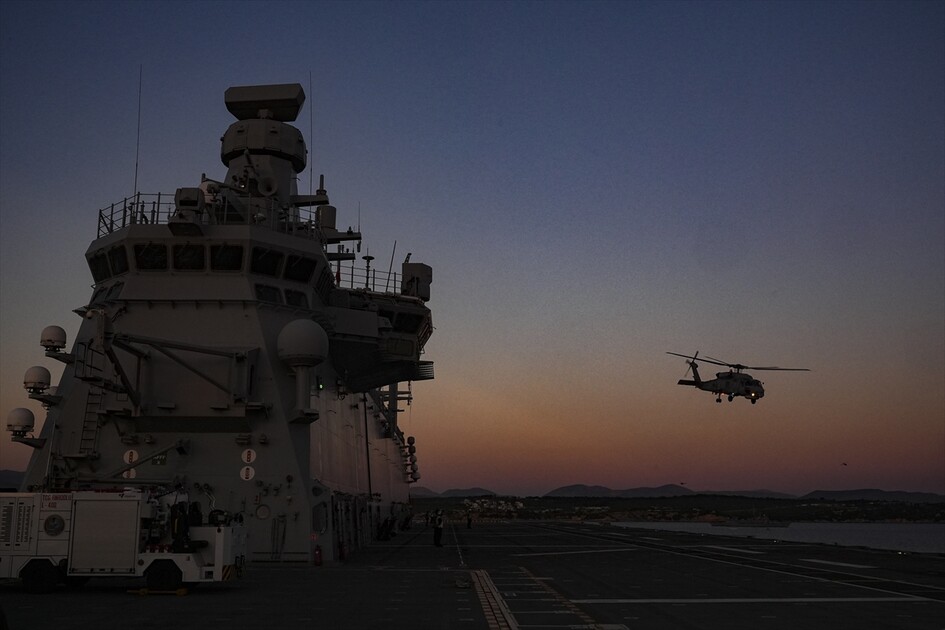 EFES-2026 Tatbikatı'nda TCG Anadolu'nun amfibi ve hava kabiliyetleri sergilendi