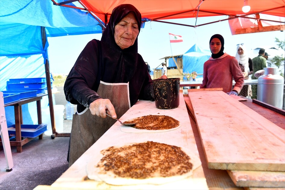 من خيمتها.. لبنانية تبادر إلى إطعام نازحين في بيروت