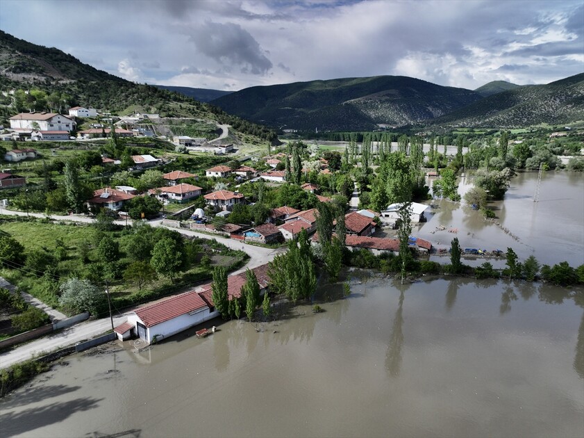 Tokat'ta taşkın nedeniyle tarım arazileri sular altında kaldı