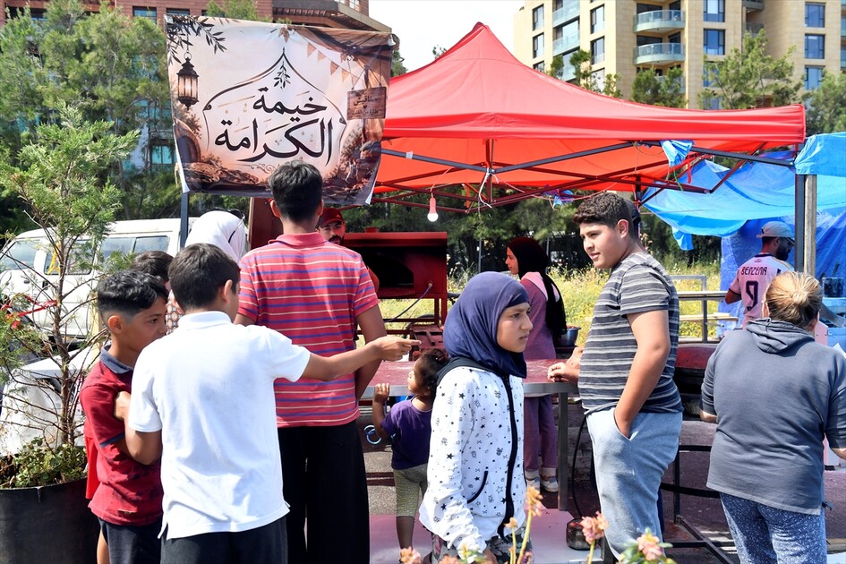 من خيمتها.. لبنانية تبادر إلى إطعام نازحين في بيروت