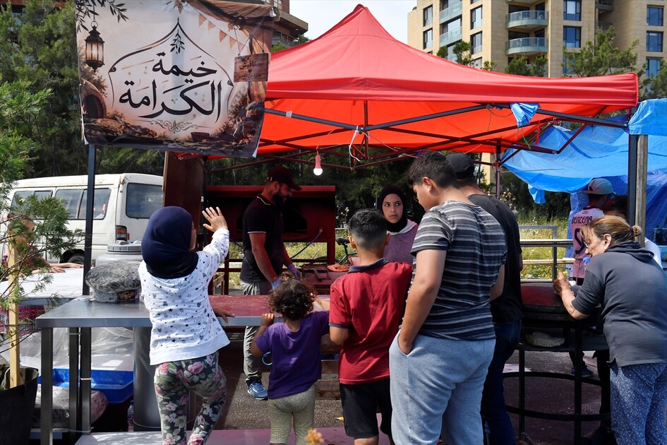من خيمتها.. لبنانية تبادر إلى إطعام نازحين في بيروت