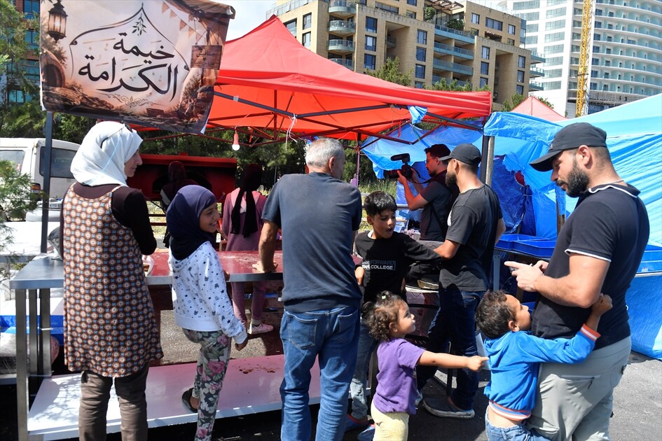 من خيمتها.. لبنانية تبادر إلى إطعام نازحين في بيروت