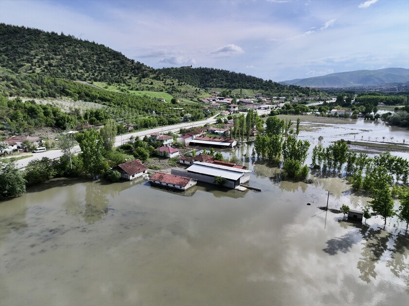 Tokat'ta taşkın nedeniyle tarım arazileri sular altında kaldı