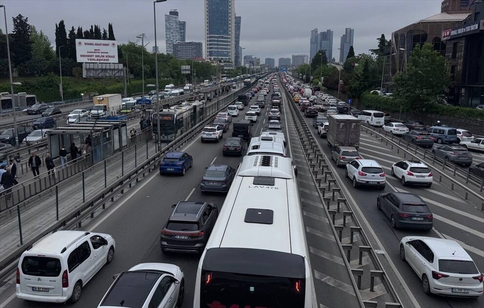 İstanbul'da bayram tatili nedeniyle bazı bölgelerde trafik yoğunluğu yaşanıyor