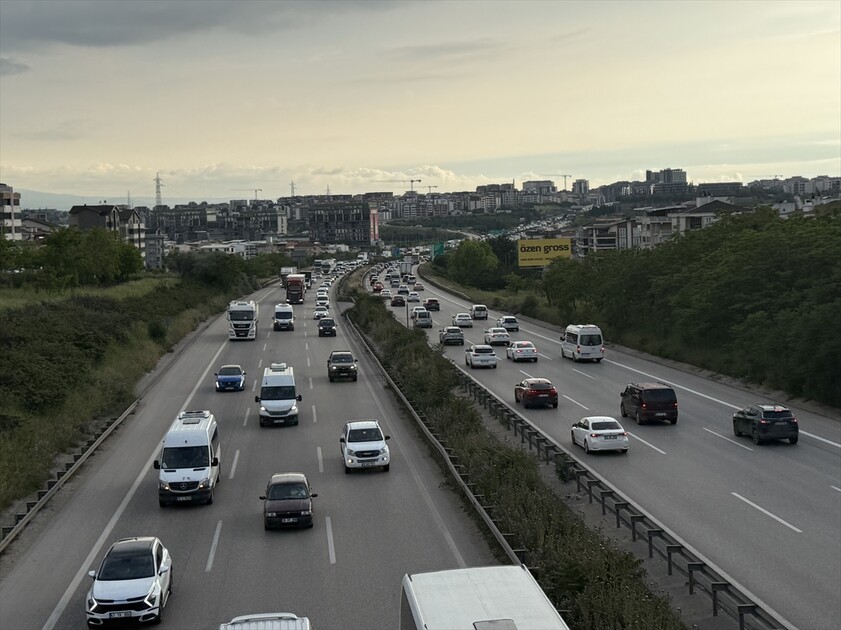İstanbul-İzmir Otoyolu'nda bayram tatili nedeniyle akıcı yoğunluk yaşanıyor