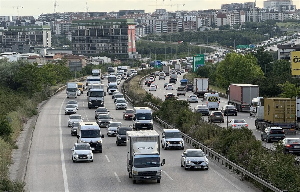 İstanbul-İzmir Otoyolu'nda bayram tatili nedeniyle akıcı yoğunluk yaşanıyor