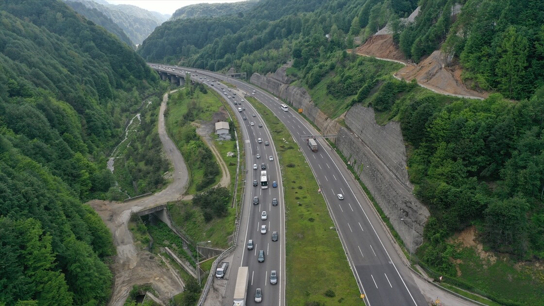 Anadolu Otoyolu'nun Bolu kesiminde bayram tatili hareketliliği kısmen başladı