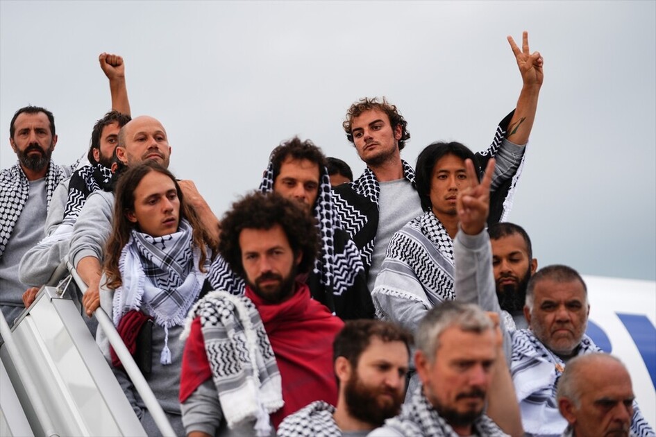 Участники флотилии Global Sumud рассказали об израильском насилии после задержания