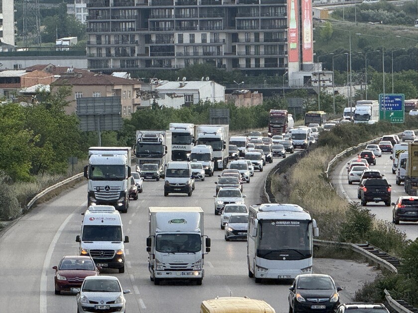 İstanbul-İzmir Otoyolu'nda bayram tatili nedeniyle akıcı yoğunluk yaşanıyor