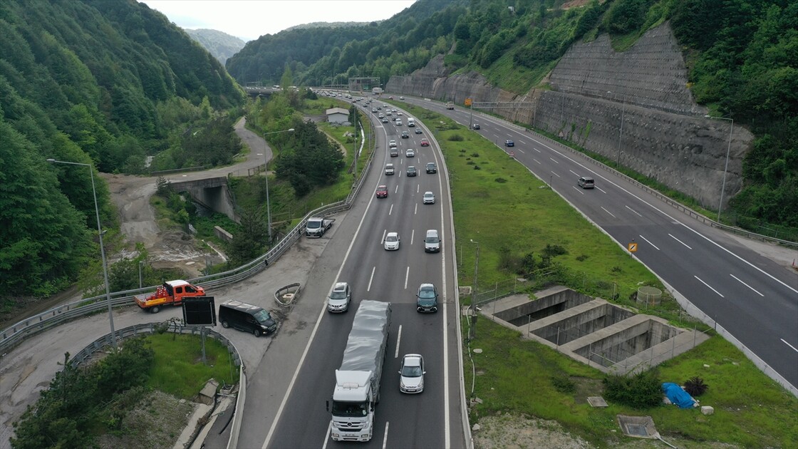 Anadolu Otoyolu'nun Bolu kesiminde bayram tatili hareketliliği kısmen başladı