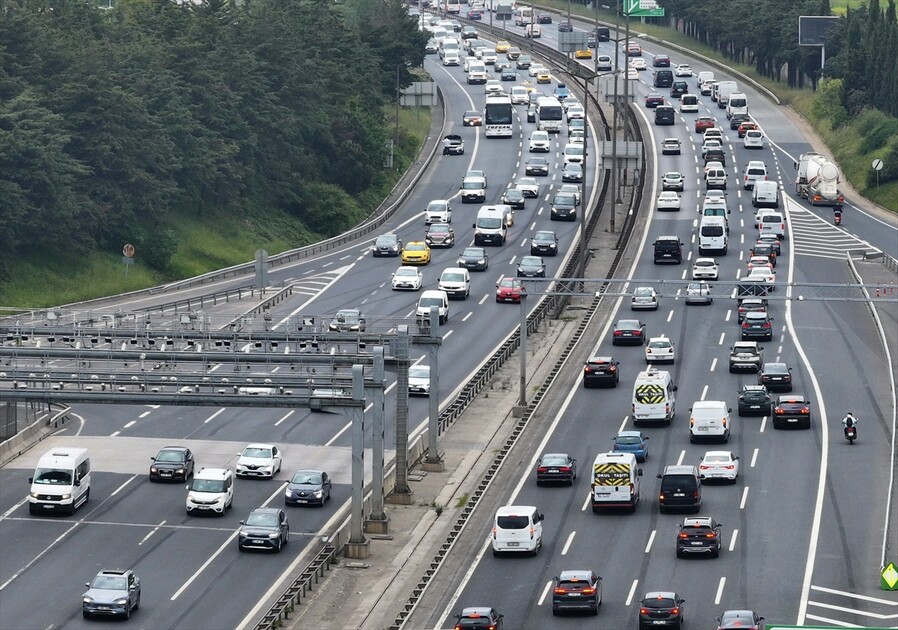 İstanbul'da bayram tatili nedeniyle bazı bölgelerde trafik yoğunluğu yaşanıyor
